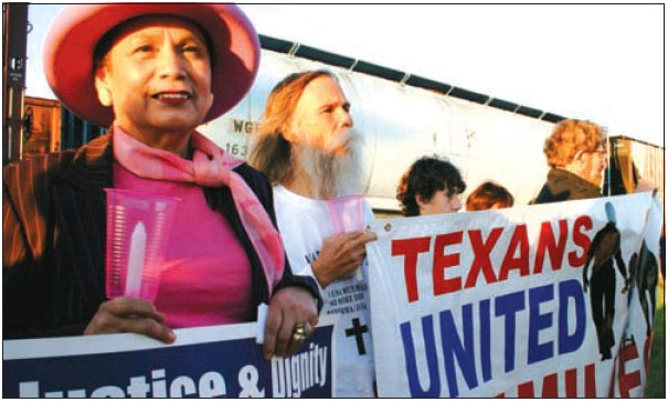 Rosa Rosales (al frente), actual presidenta de LULAC, vista durante una manifestación ante el Centro de Detención de Inmigrantes